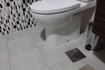 Universal drainage for floors