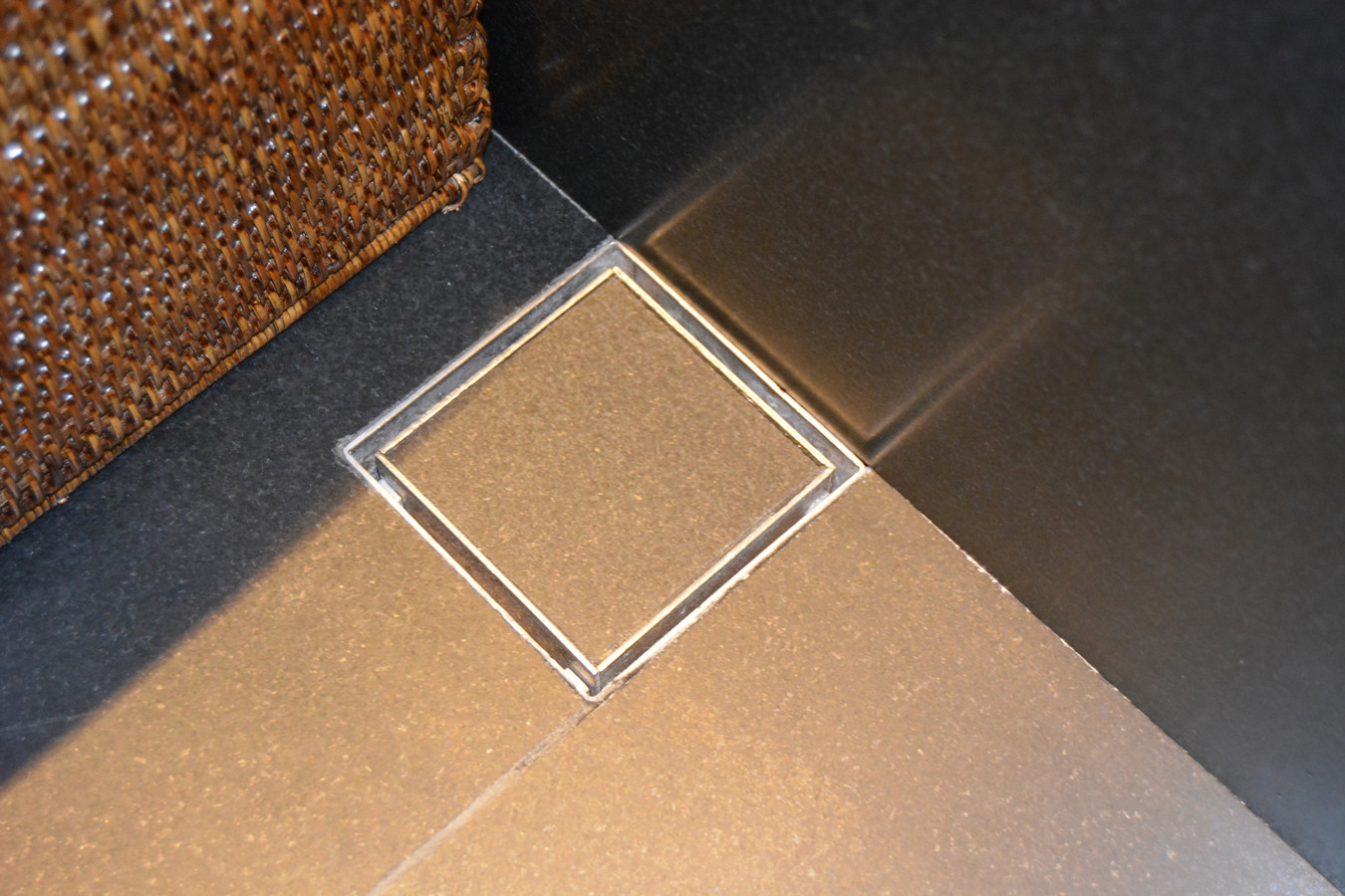 Tile-type floor drain in stainless steel